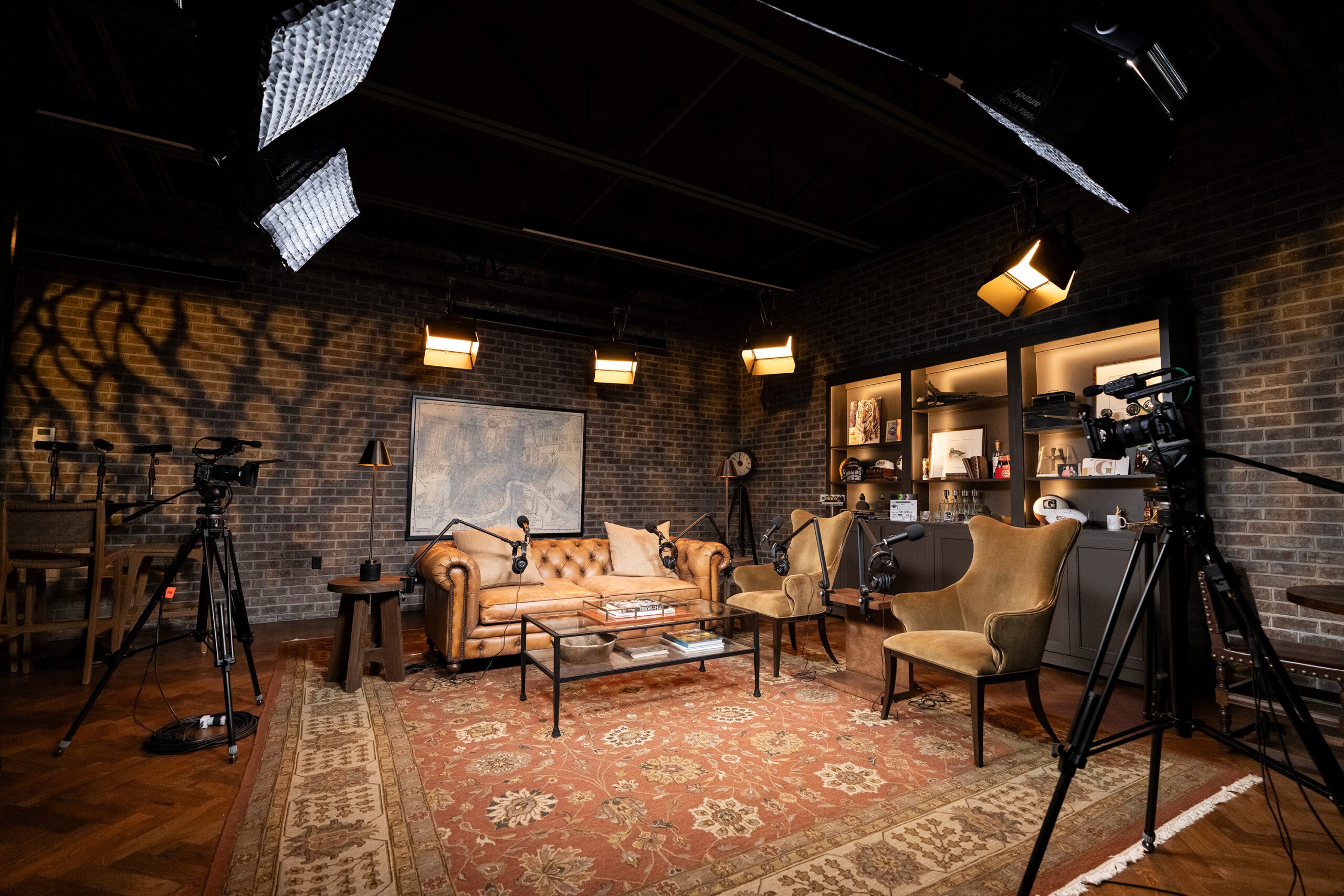 Main Set (The Lounge)